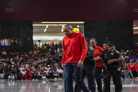 Cops escort Mystics coach Sydney Johnson off the court after losing it on refs in wild scene