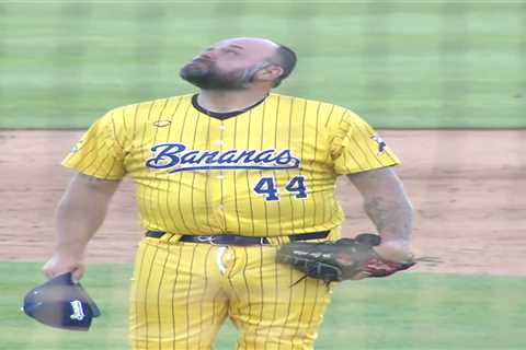 Joba Chamberlain makes emotional Savannah Bananas appearance to honor late father