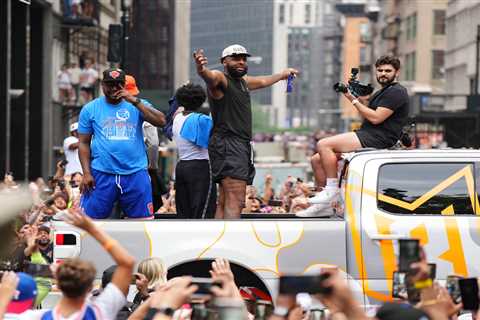 Mitchell Robinson riding eye-popping tricked-out truck at Knicks parade