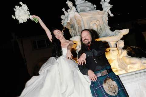 Korn’s Jonathan Davis Marries Longtime Girlfriend Brittany Parisi: See Photos From the Cliffside..