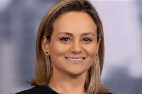 JPMorgan Banker Claims Naked, Drunk Boss Tried to Recruit Friend For Threesome