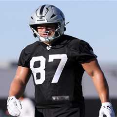 Raiders’ tight end dishes on which wide receiver is ‘moving up’ in training camp