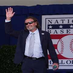 Wade Boggs shocks fans — and MLB great — with shirtless photo after beating cancer