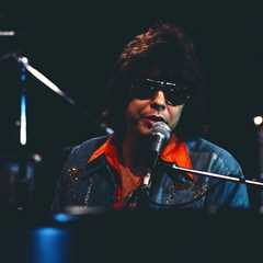 Chart Rewind: In 1976, Ronnie Milsap Took a ‘Stand’ at No. 1