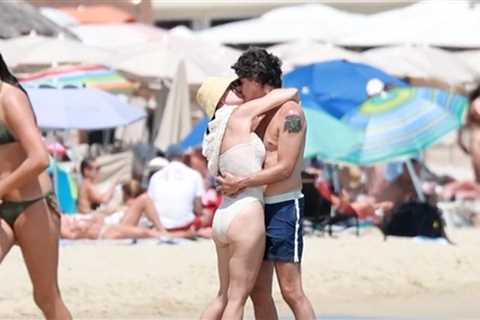 Katy Perry and Justin Trudeau Kissing on the Beach in France