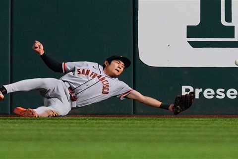 Giants outfielder’s embrassing misplay goes viral, microcosm of season