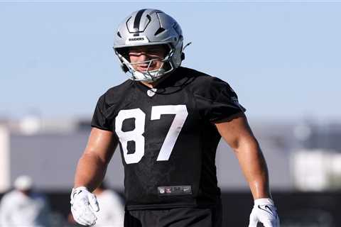 Raiders’ tight end dishes on which wide receiver is ‘moving up’ in training camp