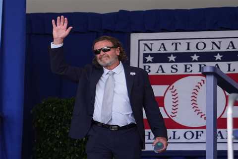 Wade Boggs shocks fans — and MLB great — with shirtless photo after beating cancer