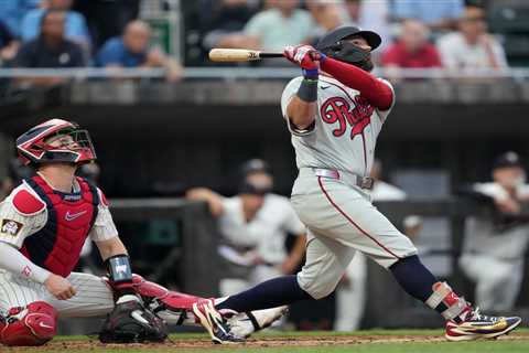 Kyle Schwarber belts two Field of Dreams home runs — with help of Twins outfielder’s blunder