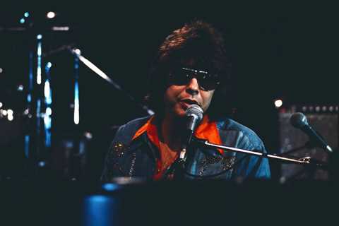 Chart Rewind: In 1976, Ronnie Milsap Took a ‘Stand’ at No. 1