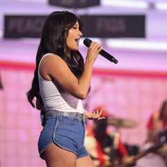 Troye Sivan Makes Surprise Pop-In at Kacey Musgraves’ MSG Show For Live Debut of ‘Easy’ Collab