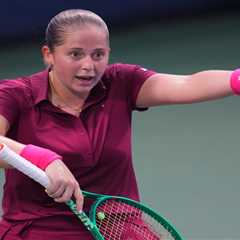 Jelena Ostapenko goes viral after drawing laughs for tiny umbrella at US Open
