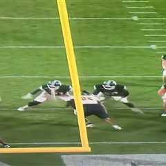 Michigan State lineman pukes mid-snap in appalling scene