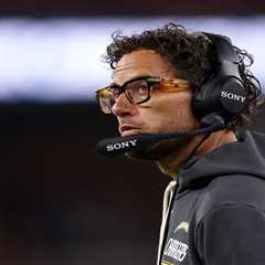 Mike McDaniel jokes he looks like Chargers ‘IT guy’ next to Jim Harbaugh