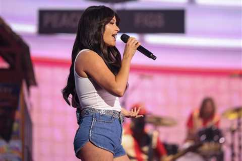 Troye Sivan Makes Surprise Pop-In at Kacey Musgraves’ MSG Show For Live Debut of ‘Easy’ Collab
