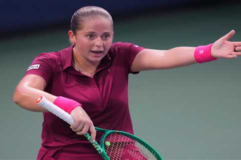 Jelena Ostapenko goes viral after drawing laughs for tiny umbrella at US Open