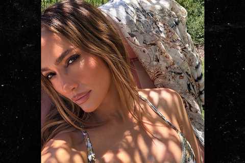 Jennifer Lopez Shows Off Jaw-Dropping Figure in Swimsuit Pic for Labor Day