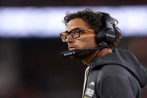 Mike McDaniel jokes he looks like Chargers ‘IT guy’ next to Jim Harbaugh
